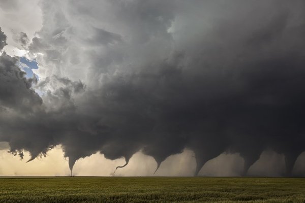 Photomontage : Évolution d'une tornade au Kansas - © JasonWeingart — CC BY-SA 4.0, Wikimedia Commons